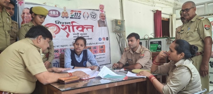 झंगहा थाना में छात्रा स्मृता यादव बनी एक दिन की थानाध्यक्ष