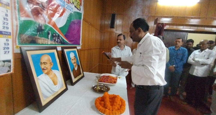 अपर आयुक्त ने गांधी जयन्ती के अवसर पर मण्डलायुक्त कार्यालय पर फहराया राष्ट्रीय ध्वज, तिरंगे का किया अभिवादन