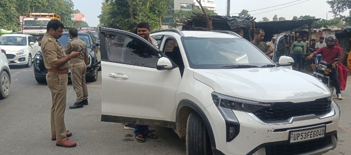 खोराबार पुलिस ने चलाया सघन वाहन चेकिंग अभियान, बिना हेलमेट चालकों को दी चेतावनी