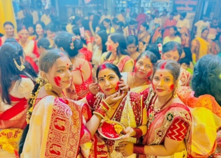 धूमधाम से संपन्न हुए विजयादशमी के पर्व के बाद भक्तों ने सिंदूर खेलकर नम आंखों से दी देवी मां को विदाई तो गांजे बाजें के संग किया विसर्जन । 