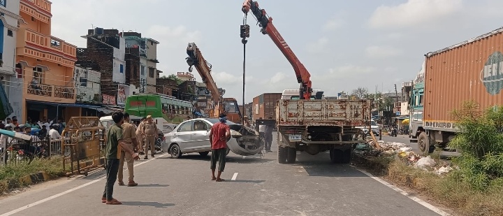NH28 के हाइवे पर आपस में भीड़ी तीन गाड़ियाँ लगभग एक घंटे तक हाइवे जाम।