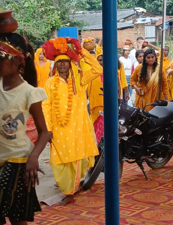 गाजे-बाजे के साथ डुमरी खास में निकली भव्य शोभायात्रा, श्रीमद्भागवत कथा का हुआ शुभारंभ
