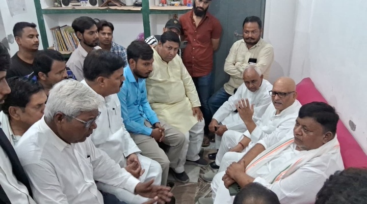 सिधारी साजेब हत्याकांड: पीड़ित परिवार से मिले कांग्रेस प्रदेश अध्यक्ष अजय राय, बोले—प्रदेश में चल रहा जंगलराज