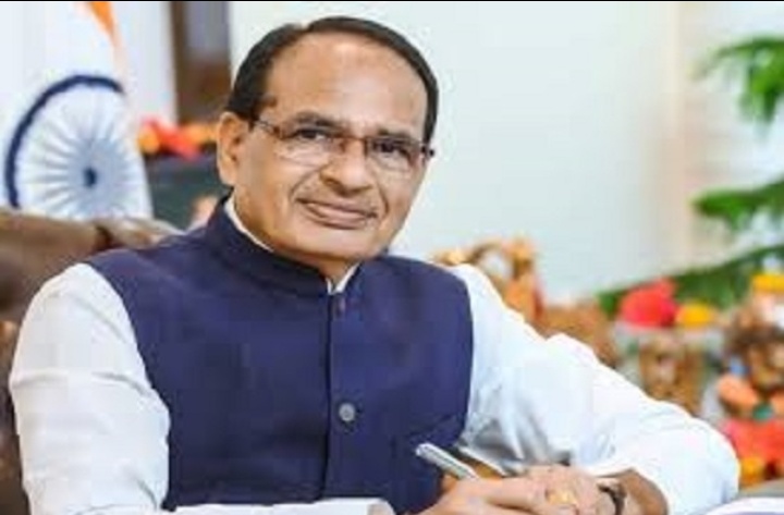 गोरखपुर: केंद्रीय कृषि मंत्री शिवराज सिंह चौहान ने डुमरी खुर्द में किसानों के साथ चौपाल लगाई