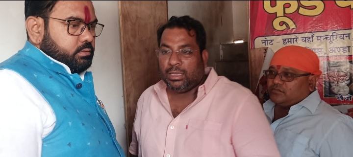चौरीचौरा विधायक ने सोनबरसा बाजार में पहुंच कर आगजनी  पीड़ित परिवार से की मुलाकात।