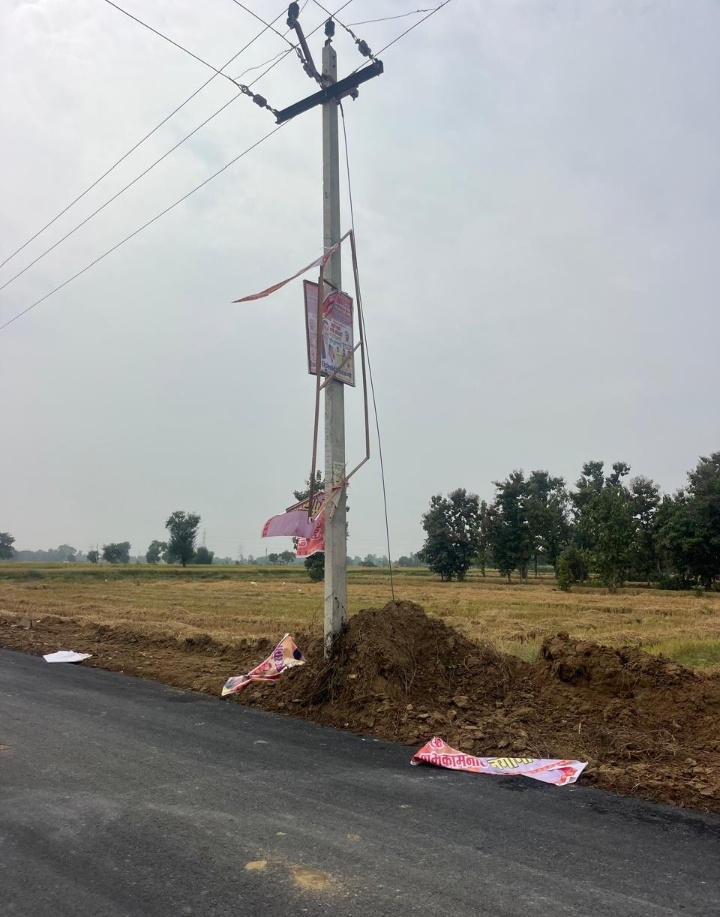 मुख्यमंत्री व प्रधानमंत्री के चित्र वाले सैकड़ों पोस्टर फाड़े, ग्राम सभा गहिरा में अराजक तत्वों की करतूत