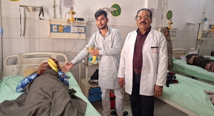 भाजपा के युवा नेता ने  अपनेे बाबा की पुण्यतिथि पर  मंडलीय जिला चिकित्सालय में मरीजों को किया फल वितरण।