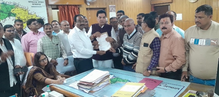 ग्रामीण पत्रकारों ने पांच सूत्रीय मांगों को लेकर मण्डलायुक्त के माध्यम से मुख्यमंत्री को सौंपा ज्ञापन 