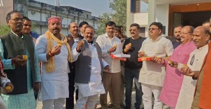 बिहार में एनडीए की ऐतिहासिक जीत पर पदाधिकारी ने एक दूसरे को मिठाई खिलाई और खुशी इजहार किया
