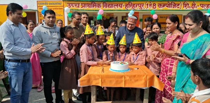 केक काटकर कंपोजिट विद्यालय के बच्चो ने जवाहरलाल नेहरू को दी श्रद्धांजलि