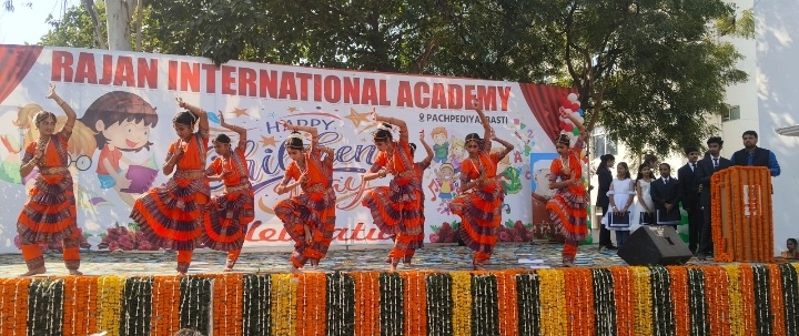 जनपद बस्ती के राजन इंटरनेशनल एकेडमी में बाल मेले की धूम, विज्ञान और व्यंजनों का अद्भुत संगम