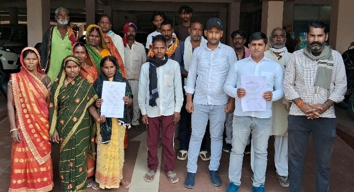 लेखपाल  के खिलाफ ग्रामीणों ने दिया डीएम को ज्ञापन 