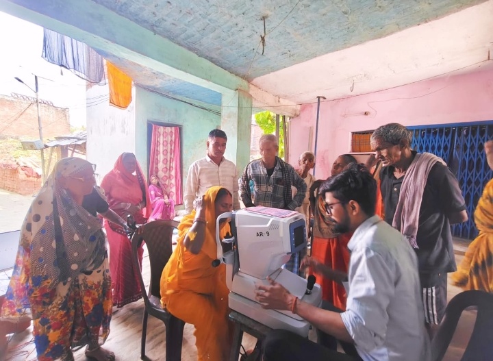 सिंहपुर में निःशुल्क नेत्र जाँच शिविर आयोजित, 70 से अधिक लोगों की हुई जांच