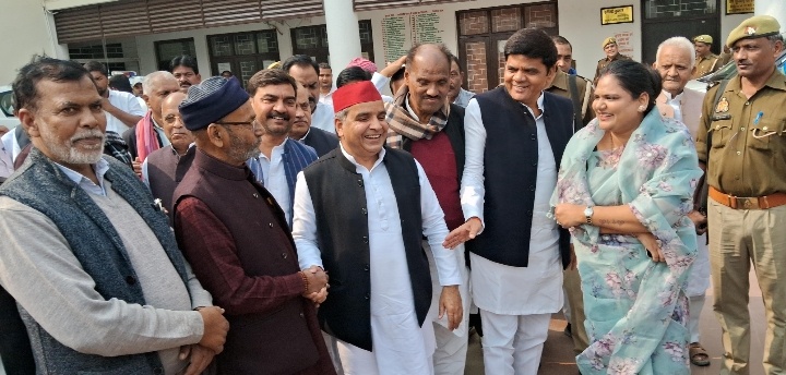 आजमगढ़ ::सपा के दसों विधायकों और सांसद धर्मेंद्र यादव ने SIR में हो  रही समस्या को लेकर जिलाधिकारी  से मिला