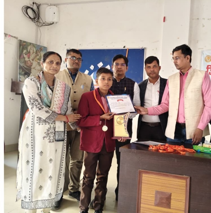 प्रा विद्यालय  भटगावा के छात्र उत्कर्ष ने जनपद स्तरीय स्पेल बी प्रतियोगिता में किया टाप