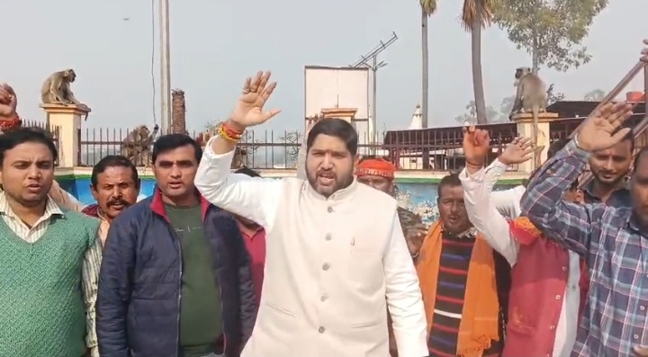 “आस्था के आंगन में शराब की दुकानें! ओबीसी पार्टी सड़कों पर उतरी”