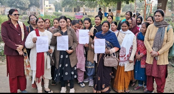 ट्रांसफर और एरियर से प्रताड़ित महिला स्वास्थ्यकर्मी पहुंची डीएम दरबार मुख्यमंत्री तक लगाई गुहार।