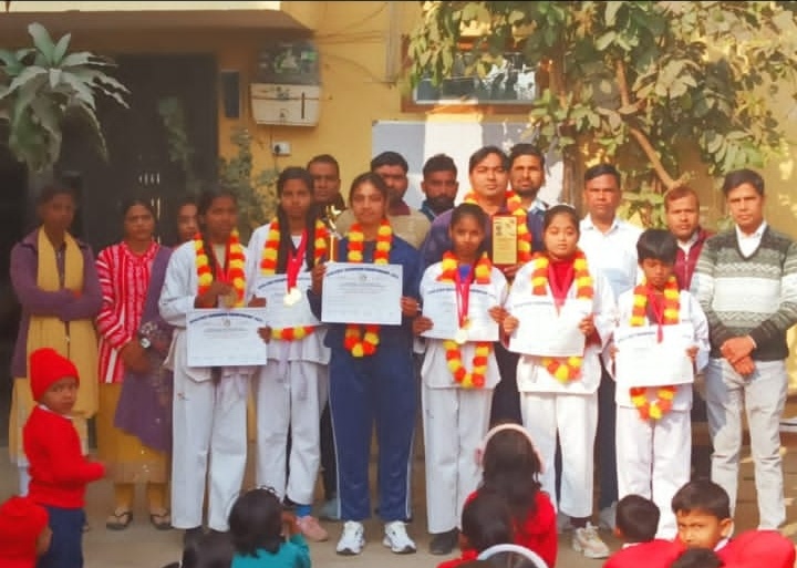 ओपन स्टेट ताइक्वांडो चैंपियनशिप: सुकरौली लौटे खिलाड़ियों का भव्य सम्मान, दस स्वर्ण पदक जीतकर तीसरी ट्रॉफी पर कब्जा