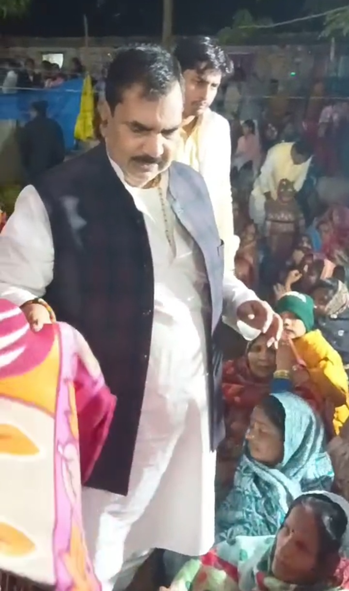 पुर्व मंत्री जितेंद्र कुमार जायसवाल ने असहाय लोगों में कंबल वितरण किया।