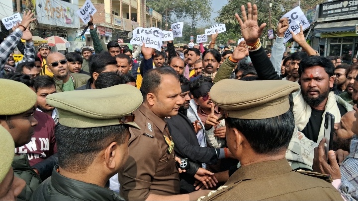 यूजीसी के नए नियम के खिलाफ सड़को पर उमड़ा स्वर्णों का हुजूम,