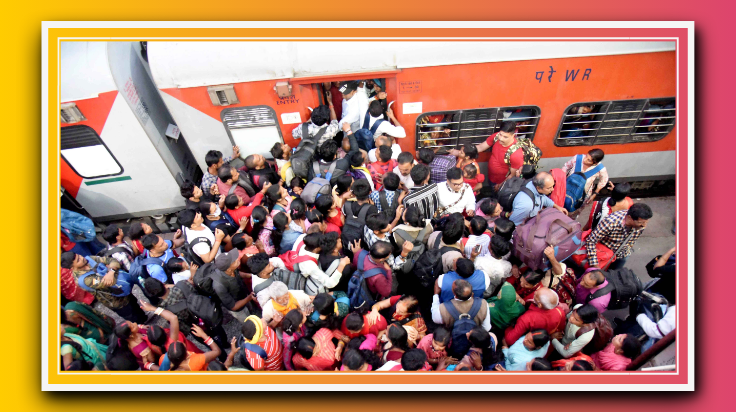 महाशिवरात्रि पर महाकुंभ जाने के लिए चारबाग में उमड़ी भीड़: वाराणसी जाने वाले यात्री परेशान, खिड़की से चढ़ने की नौबत