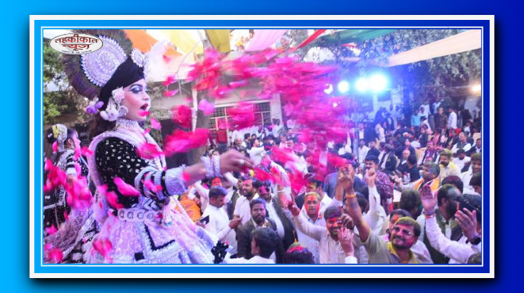 कानपुर में वकीलों ने खेली रंग-बिरंगी होली: राधा-कृष्ण की झांकी बनी आकर्षण का केंद्र