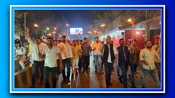 वाराणसी में NSUI कार्यकर्ताओं का मशाल जुलूस: ABVP के पूर्व संगठन मंत्री की तस्वीर जलाई