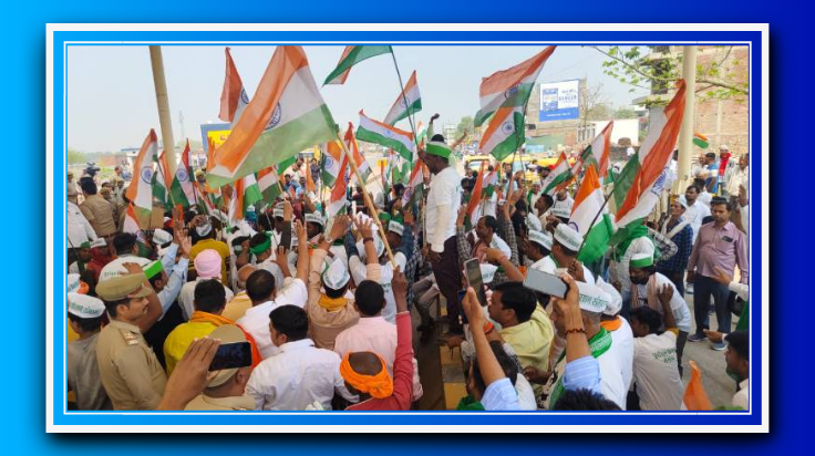 वाराणसी में किसानों का चोलापुर टोल प्लाजा पर कब्जा, अधूरी सड़क को लेकर उग्र प्रदर्शन