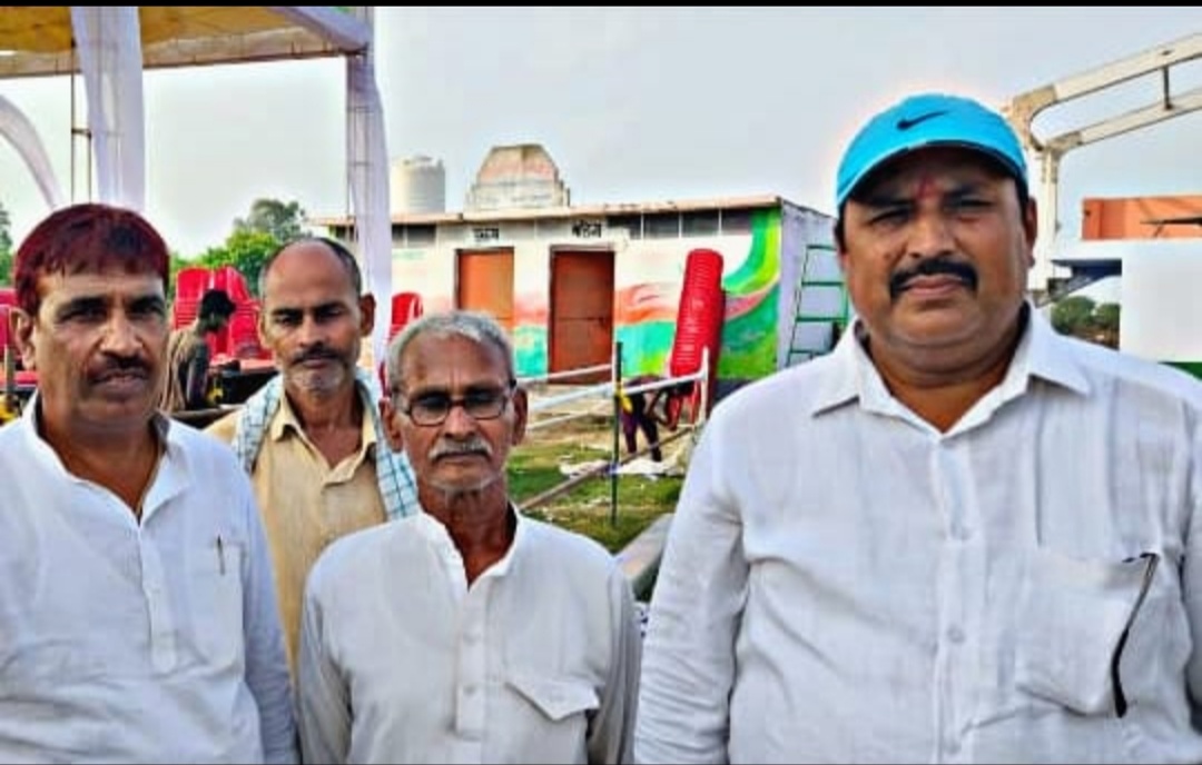 कारगिल शहीद राम समुझ यादव के गांव पहुंचकर आईजी प्रमुख संजय कुमार पांडे ने 30 अगस्त  शहीद मेला कार्यक्रमों की जानकारी ली।