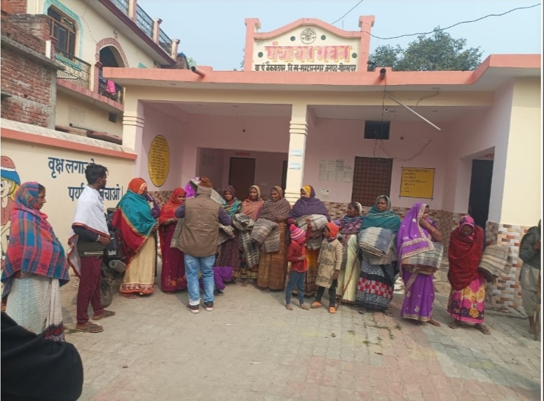 सरदारनगर ब्लॉक के बैकुन्ठपुर ग्राम सभा में असहाय गरीबो में 25 कंबल बितरण किया गया
