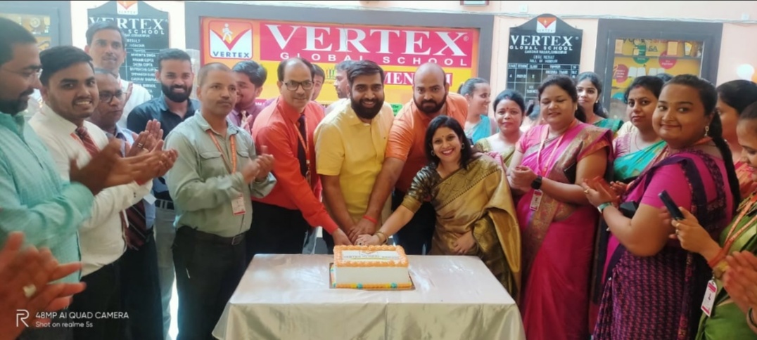 केक काट कर मनाया गया  वर्टेक्स ग्लोबल स्कूल का स्थापना दिवस