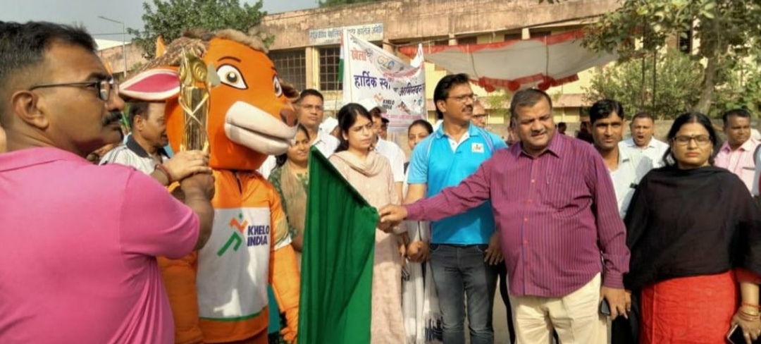 खेलो इंडिया यूनिवर्सिटी गेम्स मशाल रैली को मुख्य विकास अधिकारी ने हरी झंडी दिखाकर किया रवाना