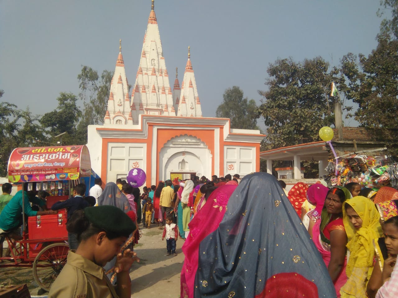 रामुडिहा शिव मंदिर पर महाशिवरात्रि के पर्व पर मंदिर पर भक्तों का सुबह से ही लगा तांता 