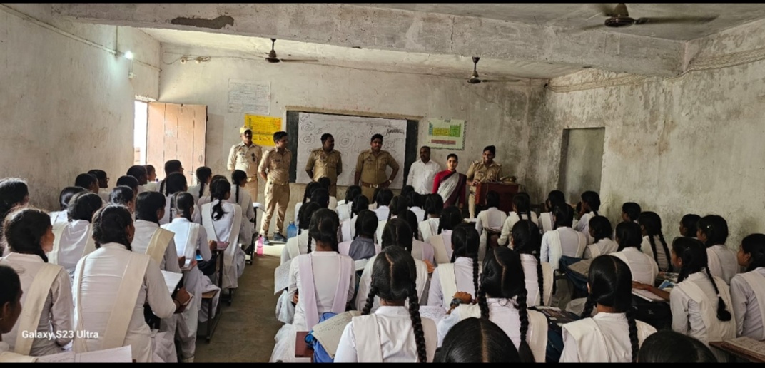 सोनबरसा चौकी प्रभारी गुरु प्रसाद ने स्कूल के छात्राओं को क्राइम साइबर के बारे दी जानकारी 