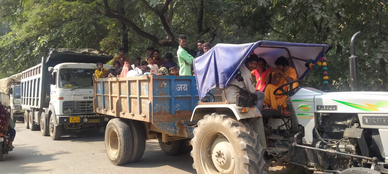 गोरखपुर -: रोक लगाने के बावजूद भी नहीं थम रहा ट्रैक्टर ट्राली में सवार होने का सिलसिला