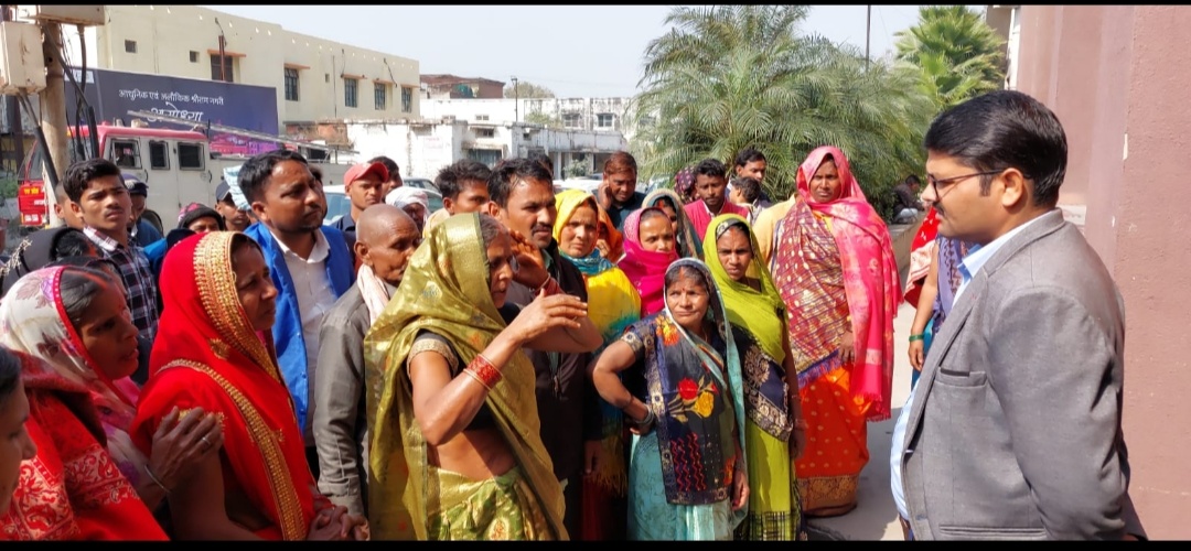 पुनः कोटेदार का चुनाव कराने को लेकर डीएम कार्यालय पर ग्रामीणों का प्रदर्शन