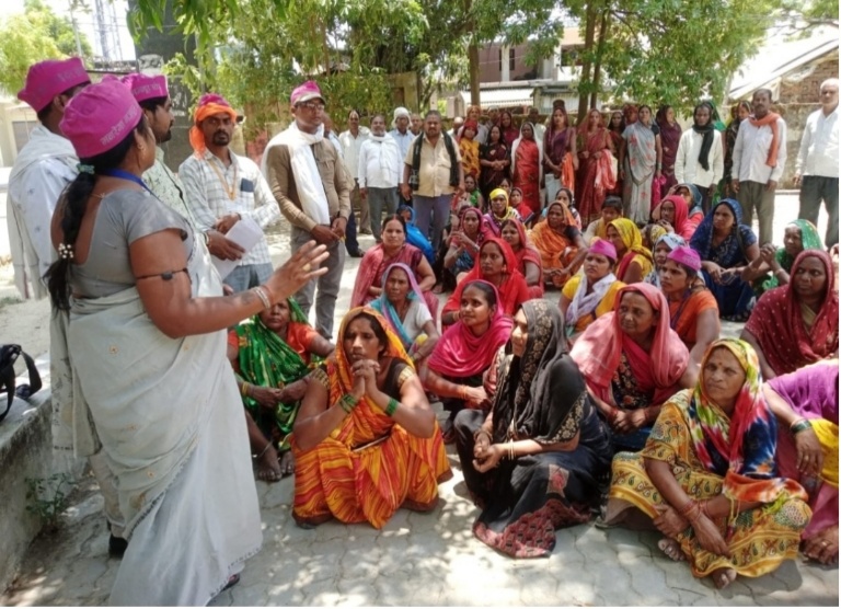 आजमगढ़: तहबरपुुुुर में मनरेगा मजदूरों ने काम की मांग को लेकर किया प्रदर्शन 