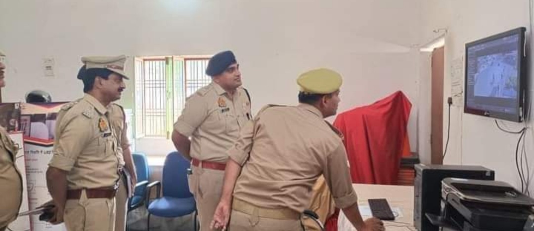 आजमगढ़ : पुलिस अधीक्षक अनुराग आर्य ने CCTV कंट्रोल रूम का किया उद्घाटन 