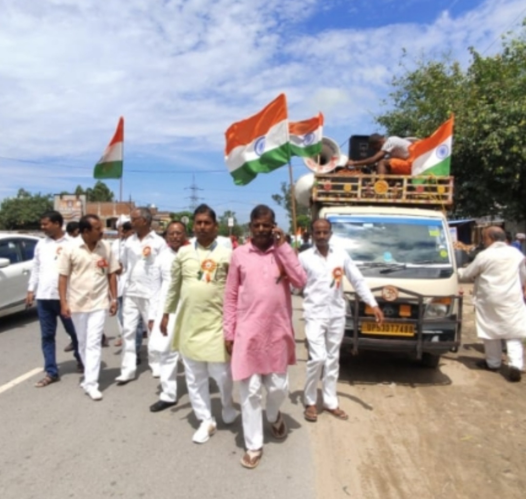 रामनगर कड़जहां के व्यापार मंडल ने तिरंगा यात्रा निकाला