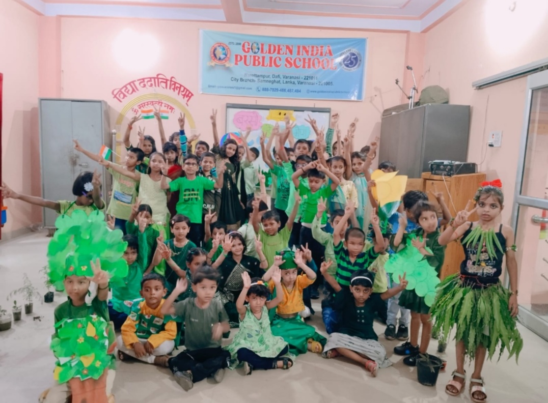 सावन महोत्सव में फैन्सी व हरे रंग  के पोशाक के साथ गोल्डेन इण्डिया पब्लिक स्कूल के बच्चों ने मचाया धमाल 
