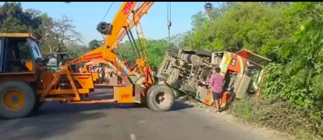 गोण्डा-बलरामपुर मार्ग पर अनियंत्रित होकर खाई में गिरी रोजवेज बस,एक की मौत,दो दर्जन घायल