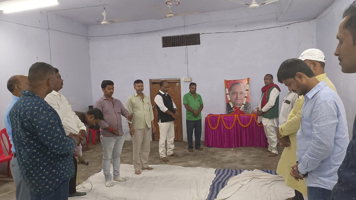 काशी मे समाजवाद के योद्धा स्व मुलायम सिंह यादव को श्रद्धांजलि अर्पित किया गया